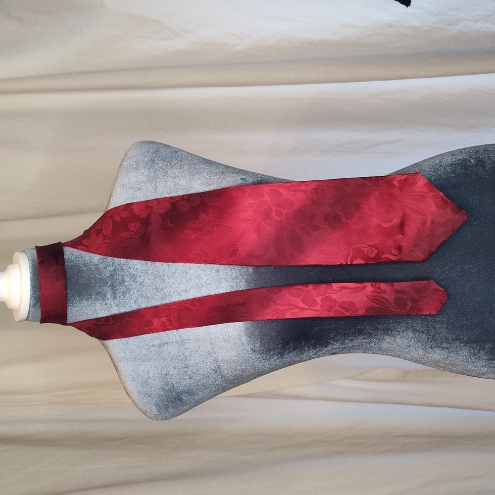 Hugo Boss 100% Silk Tie Red On Red Tonal Brocade Floral Handmade EUC